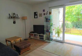 T2 spacieux et lumineux allows 18 year olds to book a room