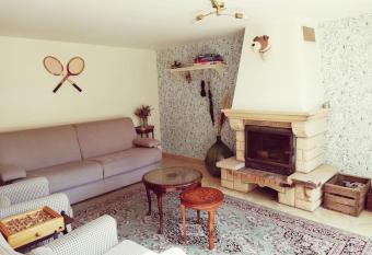 La maison d amis, cottage au coeur de la Sologne has Balcony rooms