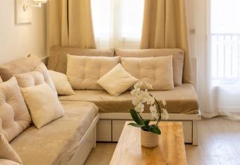 Paradise & Sun has Balcony rooms