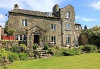 Ellesmere has Balcony rooms