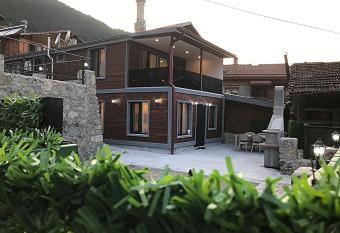 Garden House Uzung  l allows 18 year olds to book a room