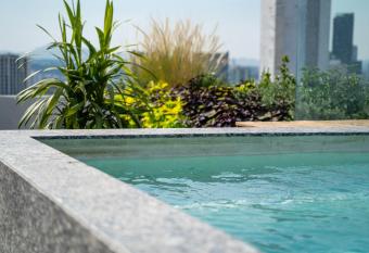 Downtown Finance, Jacuzzi, Rooftop, Best Wifi M01 has rooms with a private hot tub