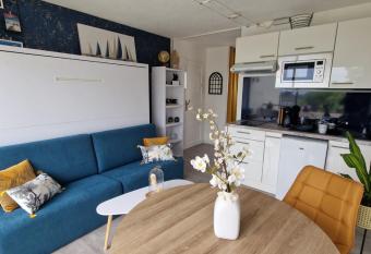 GUIDEL-PLAGES Studio Lumineux Balcon Vue Mer & Piscine has Balcony rooms