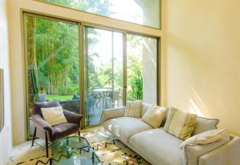 Casa del Rio, a little oasis 15 minutes from SJO. has Balcony rooms