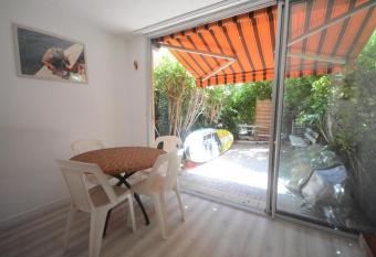 200 m de la plage jardin calme has Balcony rooms
