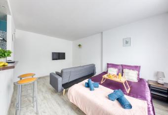 Le sublime, a  roport CDG, RER B, Parc asterix, Stade de France allows 18 year olds to book a room