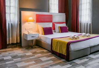 Orange Owl Hotel has Smoking/Balcony rooms