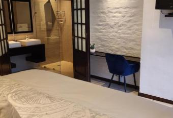 Rest&Relax Guesthouse has rooms with a private hot tub