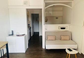 Studio Port Hy  res Confort Terrasse/Parking priv   has Balcony rooms