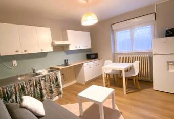 appartement proche des lacs has Balcony rooms