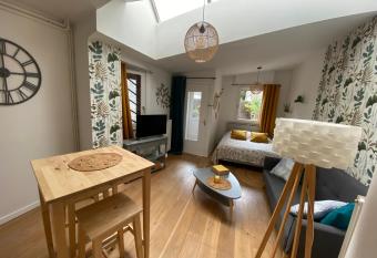 Chez J  r  me has Balcony rooms