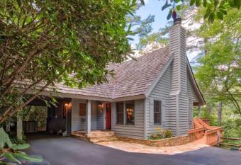 Cedar Creek Club Cabin has Balcony rooms