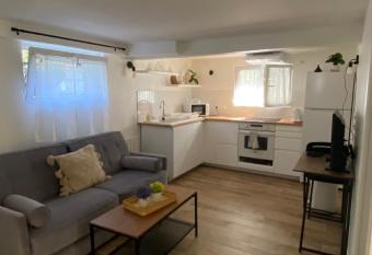 Studio proche de Paris et des transports allows 18 year olds to book a room