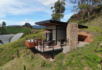 Glamping en Guatape Wifi Jacuzzi has rooms with a private hot tub