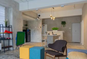 3BR 9Pax 55 inch Smart TV Wifi Modern Industry Design allows 18 year olds to book a room