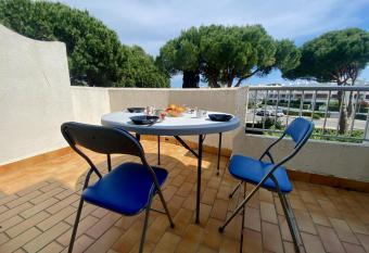 Studio terrace near the Sea allows 18 year olds to book a room