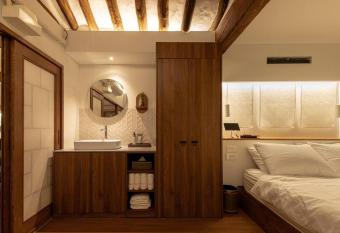 Luxury Hanok with private bathtub -Gouheon has rooms with a private hot tub
