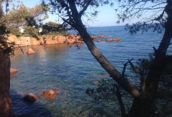 Studio climatis   avec balcon    10 mn des plages allows 18 year olds to book a room