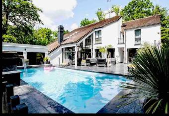 Villa piscine/jacuzzi aux portes de Paris. has Balcony rooms