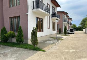 Le Patrick has Balcony rooms