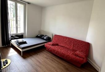 Appartement GARE Juvisy*ORLY AIRPORT*Paris allows 18 year olds to book a room