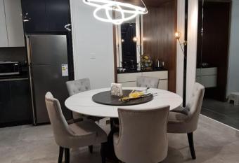 Lovely 2BD 3BR Damac Abdali has rooms with a private hot tub