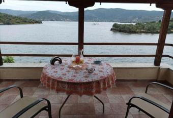 SEA HOUSE KOUKOULEIKA has Balcony rooms