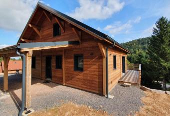 Les Primev  res has Balcony rooms