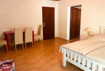 Holmes Caf   & Pension allows 18 year olds to book a room