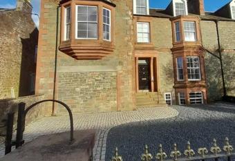 Kirkcudbright Holiday Apartments - Apartment G has Balcony rooms