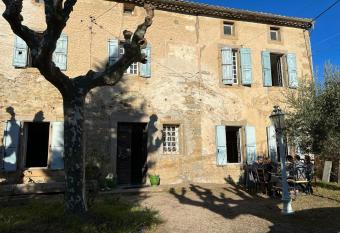 Les Platanes has Balcony rooms