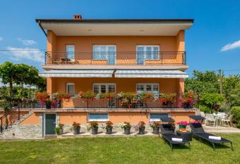 Apartment Flowers has Balcony rooms