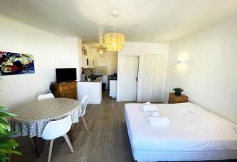 Cassis Charmant T1bis 33 m  /balcon/10 m du port has Balcony rooms