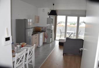Appartement neuf T2 avec balcon en centre ville    800 m de la plage has Balcony rooms