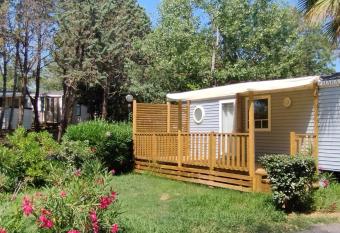 Camping Parc des 7 Fonts allows 18 year olds to book a room