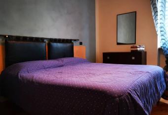 Casetta tranquilla in centro allows 18 year olds to book a room