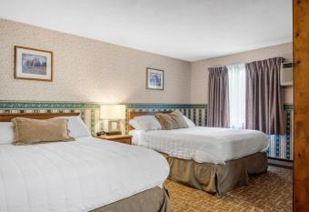 Coachman Inn has rooms with a private hot tub