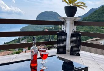 Sunrise & Sunset Lake view has rooms with a private hot tub