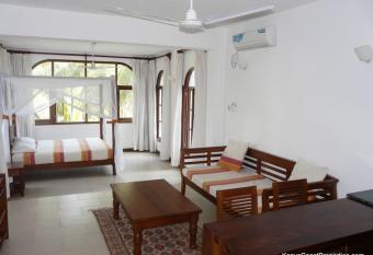 Apartment, pool, beach access nearby C221 allows 18 year olds to book a room