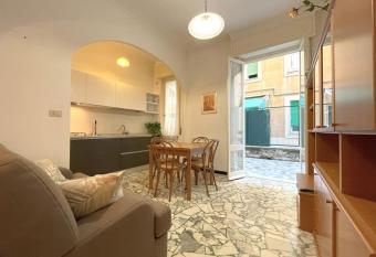 Terrace Apartment con Ampia Terrazza Privata allows 18 year olds to book a room