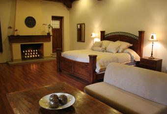 Casa Santa Rosa Hotel Boutique has rooms with a private hot tub