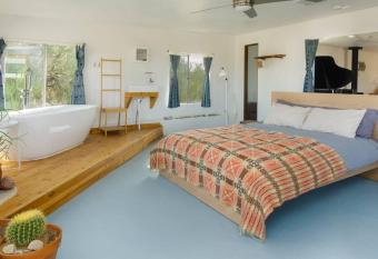 The Land In The Sky has rooms with a private hot tub