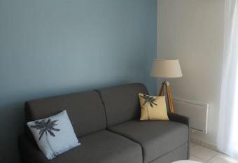 Joli Studio 28m   200m plage avec balcon has Balcony rooms