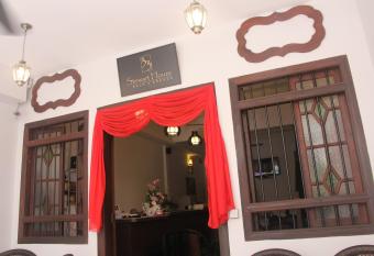 Thirty Three Stewart Houze has Balcony rooms