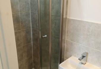 Ensuite Double-bed (E4) close to Burnley city ctr. allows 18 year olds to book a room