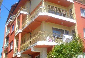 Violeta 7 Guest House has Balcony rooms