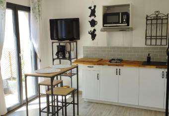 Studio de charme en Provence allows 18 year olds to book a room