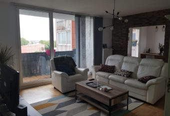 Bel appartement spacieux et lumineux has Balcony rooms