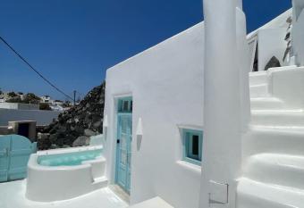 SCOTT   S VILLA has rooms with a private hot tub