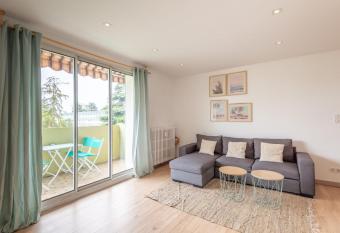 Beautiful apartment 5 minutes from the lake allows 18 year olds to book a room